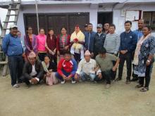 कर्मचारी र कार्यपालिका सदस्यहरु संग विदाई तस्बिर खिचाउदै
